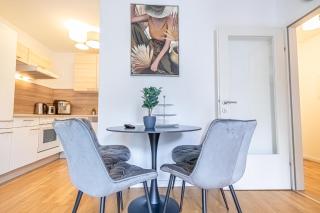 Nice 1BR & 1LR Apt with Balcony, 9min to City Center - Wenen - 2