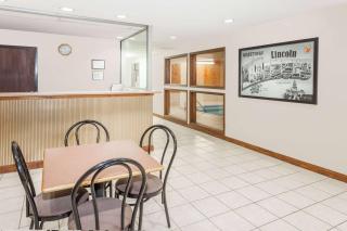 Super 8 by Wyndham Lincoln - Lincoln - 9