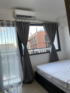 12 Minutes from Mall of Asia - Spacious Condo with Balcony & Hot Shower - Manila - 9