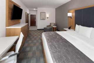 La Quinta Inn & Suites by Wyndham Coralville Iowa City - 1