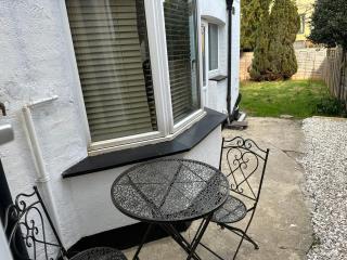 Airy garden flat, London, with fast trains to central London and direct train to Gatwick Airport - Norwood - 8