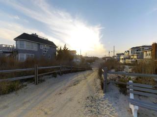 Surf City Home With A Pool! One Off The Ocean, Five Bedrooms-Four Baths, Several Decks With Ocean Views! Corner Property On Ocean Terrace, Just, - Surf City - 7