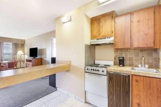 Travelodge by Wyndham Winchester - Winchester - 1