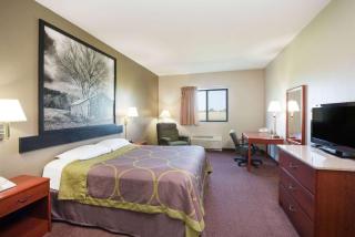 Super 8 by Wyndham Iola KS - Iola - 2