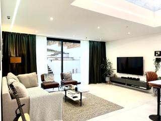 Comfy 5Bed House, Long Stays Welcome - Luton - 0