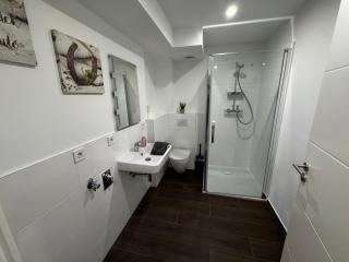 120m² Apartment nahe A1 - 4 Schlafzimmern - 2 Bäder - Parkplatz, WLAN - 5