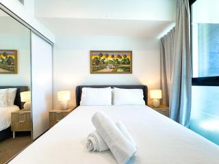 Beautiful Cambodian Inspired Apartment with Pool & Gym - 7