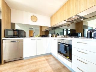 Beautiful Cambodian Inspired Apartment with Pool & Gym - 3