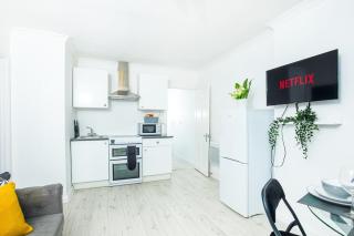 2BR Apt Business Family FREE Parking - South Norwood - 3