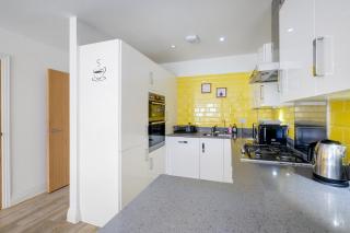Foxherne 6 Bedroom and 2 Bath Serviced House 20 with Parking - Slough - Slough - 1