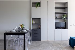 GuestHost -Elegant Seaside Apartment with Pool and Parking - 2