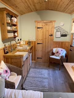 Cosy Wooden Shepherds Hut - - 4