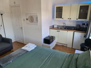 Bright & Modern Studio Near Center, Station & RBH - 8