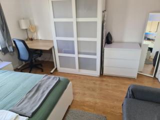 Bright & Modern Studio Near Center, Station & RBH - Reading - 2