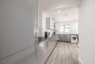 Chic and Comfy 4 Bedroom Stay Baylis Road - Slough - 7