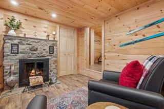 Riverfront Retreat in the White Mountains - 3BR Cozy Escape Near Ski & Hike - Bethlehem - 0