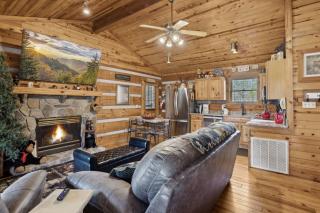 Cozy Dog Friendly Lovey Bear Cabin with Hot Tub Fireplace Across from Soaky Mountain Water Park - 7