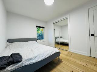 Spacious Room3, Airport, Free Pkg, Sep Entrance, New Reno, Shared bathroom - Toronto - 1