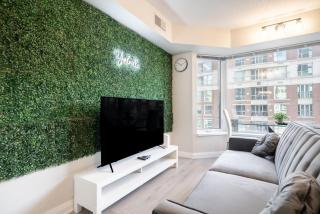 Discounted Elegant Yorkville Suite - 9