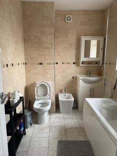 2 Bed Flat - Sleeps 4 - Parking - Wifi - 8