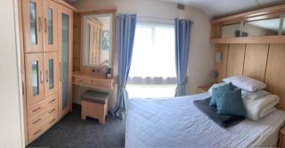 Lovely Caravan With Decking At Breydon Water In Norfolk Ref 10027Rp - Belton - 1