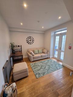 Newly Refurbished Townhouse - 4
