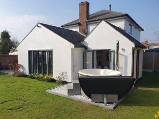 Island Retreat with HotTub - West Mersea - 8