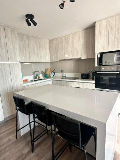 Depto privado con vista despejada al mar en 1 línea, terraza 20 mts y estacionamiento con acceso desde el borde costero - 1