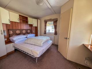 Lovely 4 Berth Caravan With Decking To The Side At Kessingland Beach Ref 90039Bc - Benacre - 1