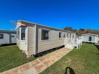 Lovely 4 Berth Caravan With Decking To The Side At Kessingland Beach Ref 90039Bc - Benacre - 0
