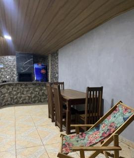 Casa com piscina bem localizada - 1
