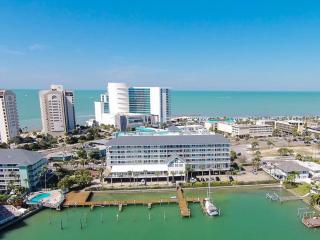 Coastal Retreat I Unbeatable Location I Sleeps 8 - Clearwater Beach - 9