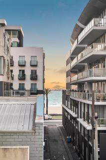 Beachside Gem with Gorgeous Views & Cafes Steps Away! - Melbourne - 2