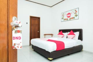 Super OYO 353 Loesje Guest House Syariah - Malang - 9