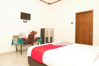 Super OYO 353 Loesje Guest House Syariah - Malang - 1