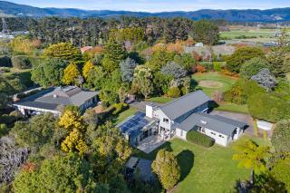 Anam Cara Gardens luxury Villa Private bedrooms and ensuite bathrooms Sleeps 9 - Otaki - 0