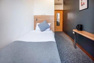 Arinza Hotel, London Ilford - Ilford - 3