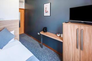 Arinza Hotel, London Ilford - Ilford - 1