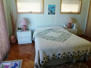 This Single Family Home Is Just A Few Houses From The Beach! All The Comforts Of Home Are Provided, Including A Washer-Dryer, Dishwasher, Gas, - Ship Bottom - 4