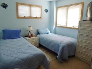 This Single Family Home Is Just A Few Houses From The Beach! All The Comforts Of Home Are Provided, Including A Washer-Dryer, Dishwasher, Gas, - Ship Bottom - 3