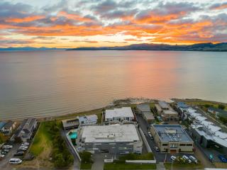 Absolute Lakefront - Views, Spa, Pool and Gym - 1