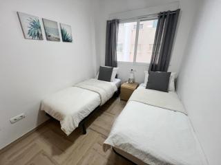 Modern apartment with a big pool and free parking - 3