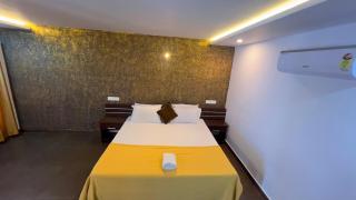 3Empire Room with Common Pool - - 3