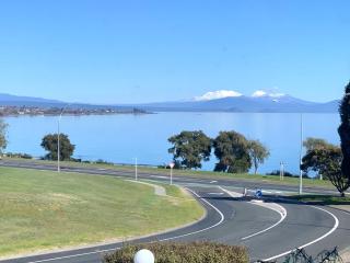 Stunning Views - Spa, Sauna and Lake Views - Taupo - 0