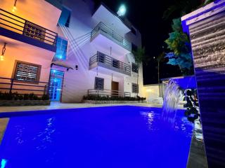 Khloe Tropical House - - 0