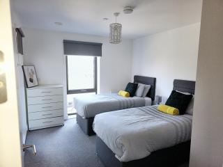 Modern Balcony View Apt Near NEC BHX Free Parking Sleeps 4 - - 4