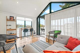 Ondine houseboat on the Thames - - 2