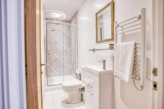 Suite 3 - 1 Bed Apartment King Size Bed - Lincoln - 9
