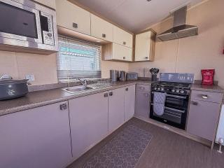 Modern 6 Berth Caravan With Free Wifi Nearby Pakefield Beach Ref 68028Cr - Lowestoft - 2