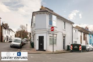 Bright and Spacious 2BR Maisonette Sleeps 8, Game Room, 5 mins to Brighton Beach and City Centre - Brighton & Hove - 0